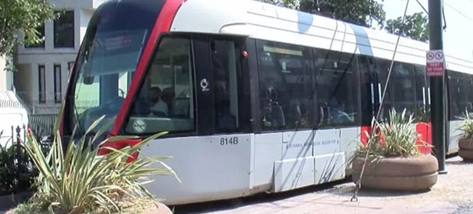 Midibüs tramvaya çarptı!
