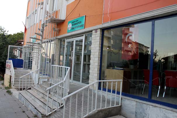 FETÖ'nün okulunda polisi şok eden olay: Duvarı kırınca ortaya çıktı!