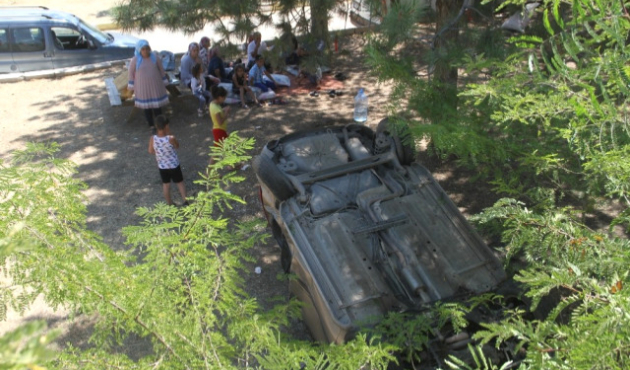 Yanı başlarında kaza oldu! Pikniğe devam ettiler