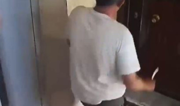 Komşu dehşeti! Yan dairelere bıçak fırlatıyor