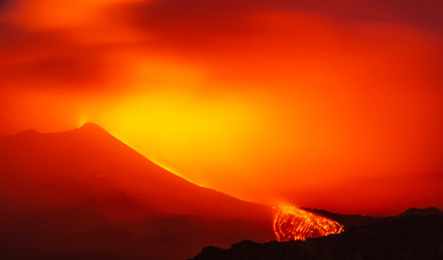Etna Yanardağı yeniden faaliyete geçti!
