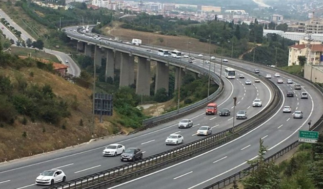 Yollarda tatilcilerin yoğunluğu sürüyor!