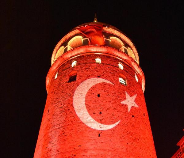 Galata Kulesi ay yıldıza büründü