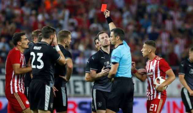 Olympiakos Başkanı, hakem odasını bastı!
