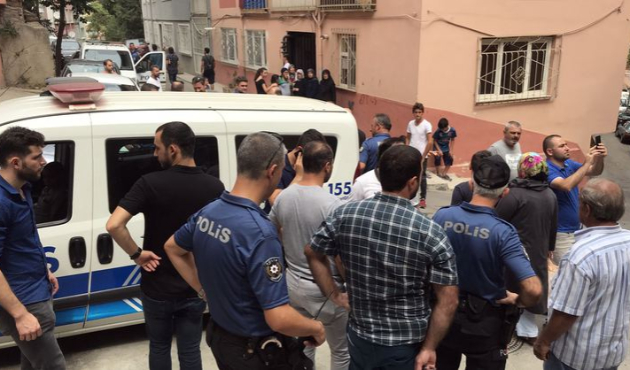 Oğlunun camdan düştüğünü gördü, arkasından atladı!