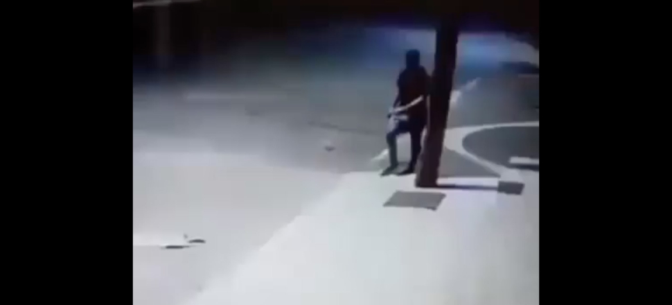 Sokakta uyuyan köpeğin üstünü örten güzel insan...