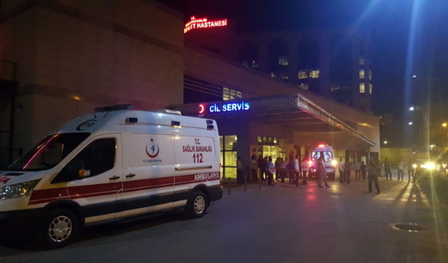 Yüksek gerilim hattı düğüne katılanların üstüne düştü!