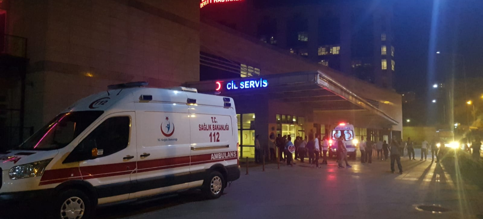 Yüksek gerilim hattı düğüne katılanların üstüne düştü!