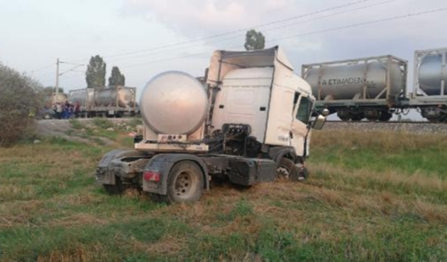 Yük treni asit tankerine çarptı...