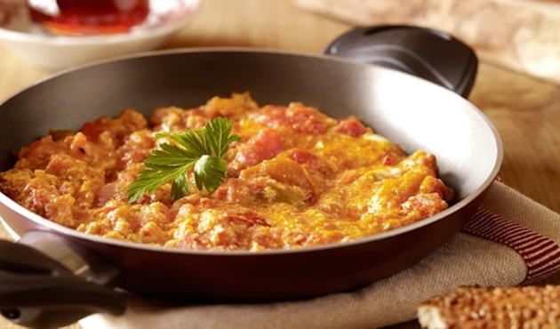 Mevlana İdris'ten yeni öneri: Sarımsaklı menemen!