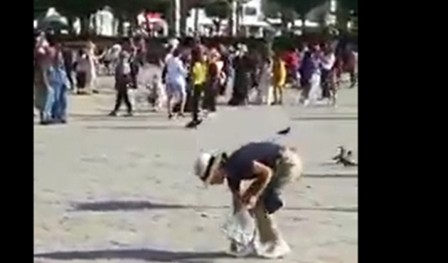 İzmir'de çöpleri turistler topluyor...