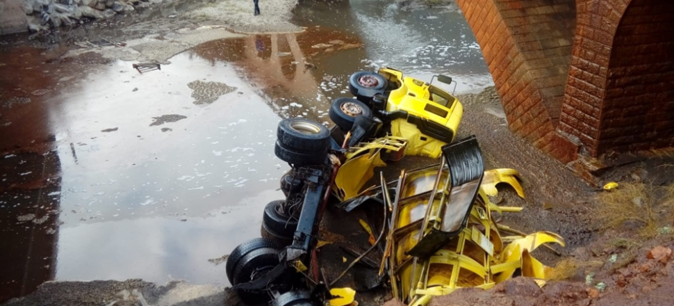 Dereye uçan tankerden kimyasal madde sızdı...