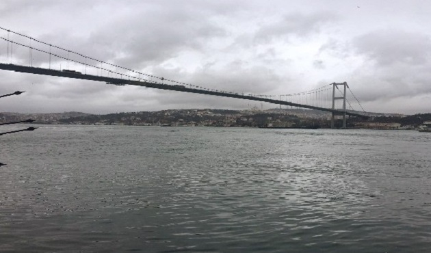 Aracını durdurdu, koşarak kendini boşluğa bıraktı