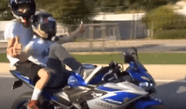 Bacak bacak üstüne atarak motor kullandı!