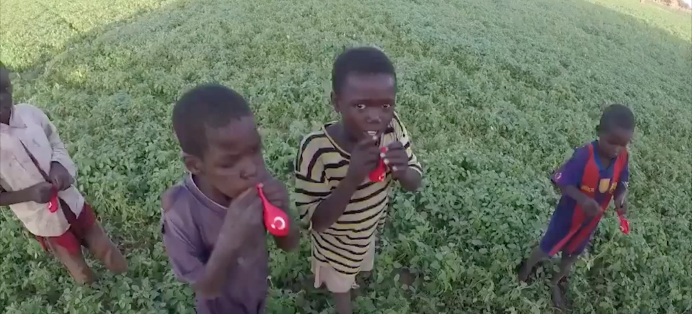 Hayatlarında ilk defa balon gören Afrikalı çocuklar...