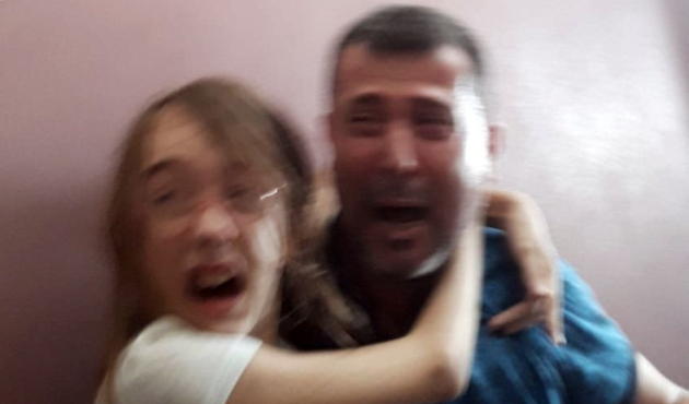 İcra memurları küçük kızı babasından zorla aldı!