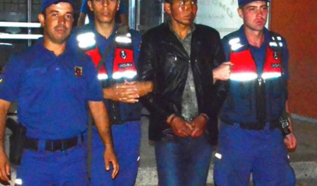 Kuzeninin başını taşla ezerek öldürdü!