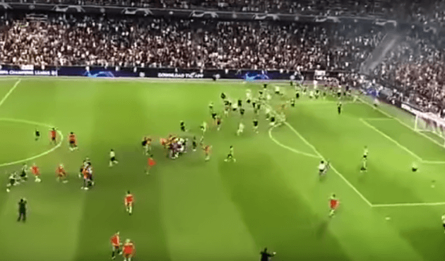 Taraftarlar, futbolcuları soydu! İlginç görüntüler