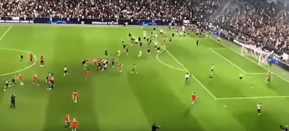 Taraftarlar, futbolcuları soydu! İlginç görüntüler