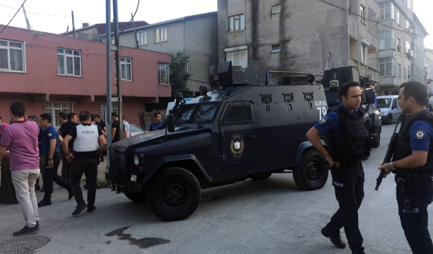 Cezaevi firarisinin yakınları polise saldırdı...