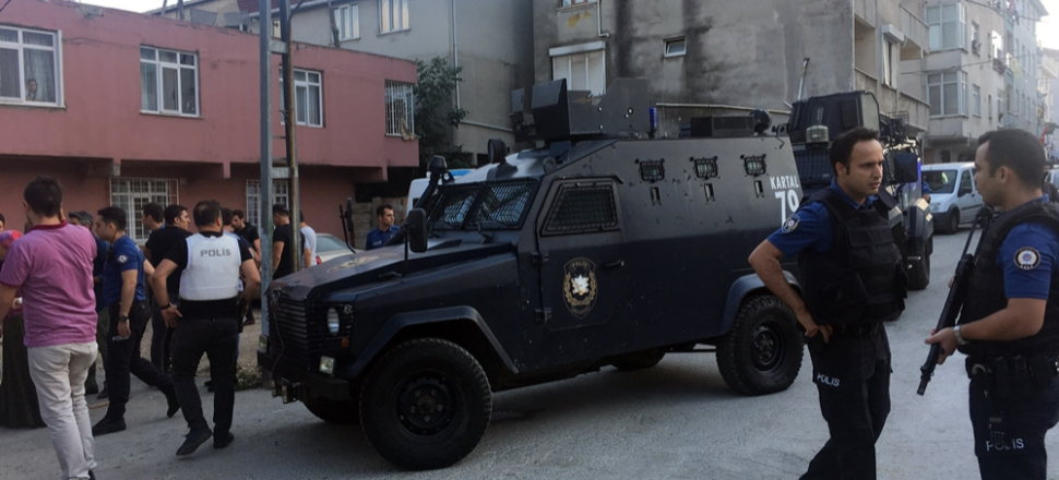 Cezaevi firarisinin yakınları polise saldırdı...