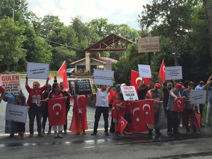 Pensilvanya şeytanının malikanesi önünde protesto!