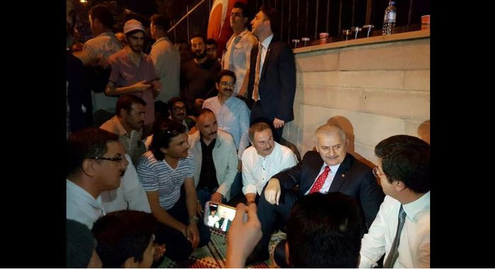 Köşk önüne serilen halıya oturdu! Başbakan ''demokrasi nöbeti'' tutan vatandaşlarla...