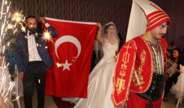 Kahramanmaraş'ta Zafer Bayramı'na özel yeniçerili, baltalı düğün!