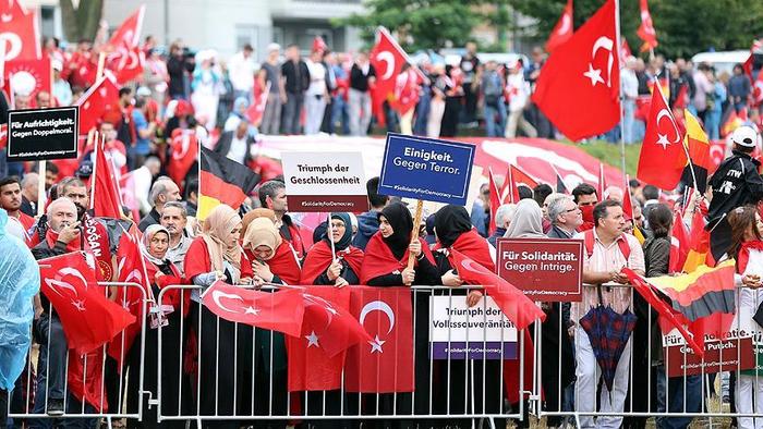 Almanya'da demokrasi mitingi