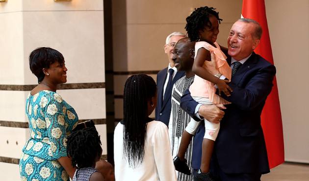 Erdoğan'a güven mektubunu çocuklarıyla sundu!