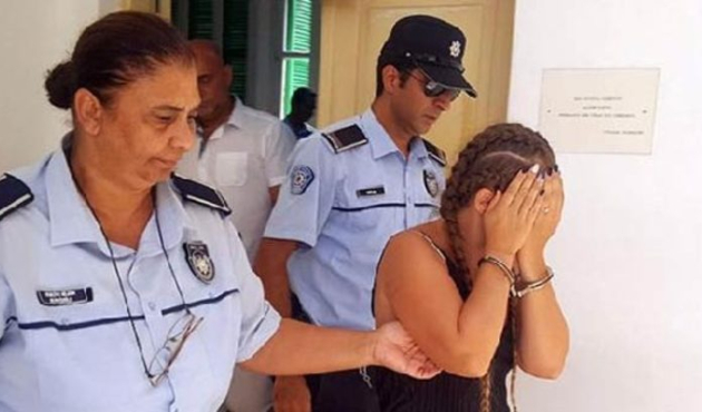 Kamerada soyunurken çocuklarını da kullandı!
