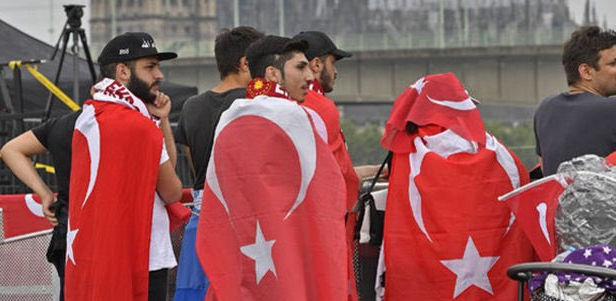 Hitler'in hayaleti dolaşıyor...  Almanya'nın Erdoğan sansürüne Beştepe'den sert tepki