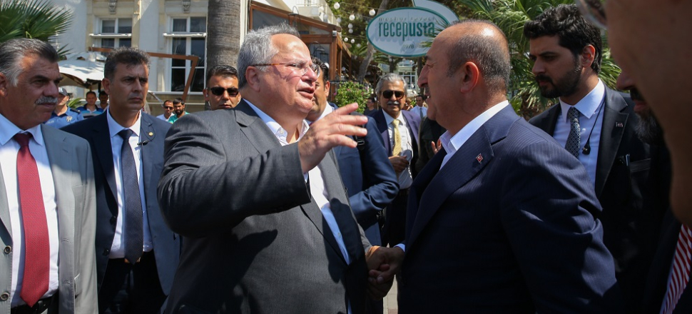 Yunan Bakan'ın yüreği ağzına geldi! / VİDEO