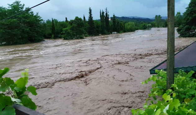 Trabzon'da sel felaketi! Mahsur kaldılar