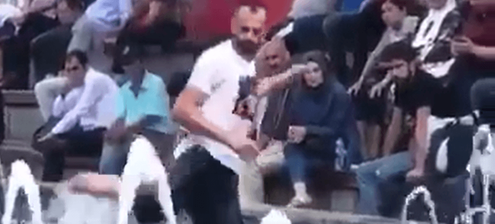 Sıcaktan bunaldı, fıskiye ile kavga etti!