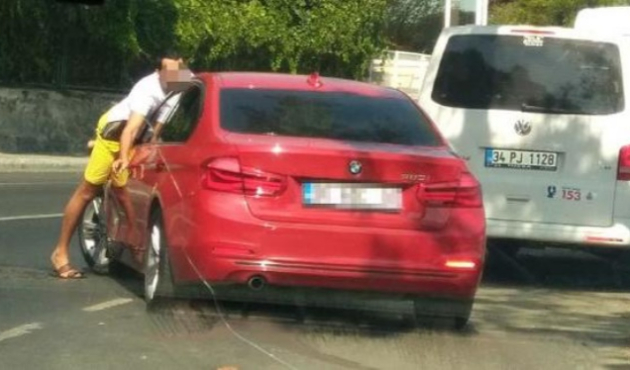 Gitmesin diye arabasının önüne bile yattı!