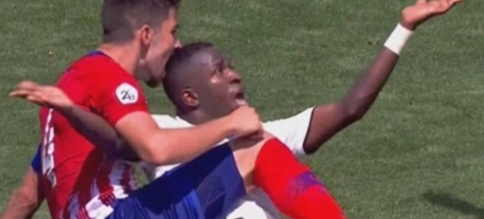 Atletico kaptanı rakibinin kafasını ısırdı!