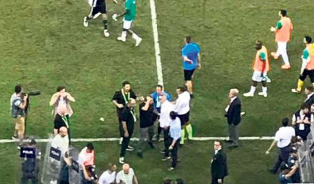 Şenol Güneş'in kafasına yabancı madde isabet etti!
