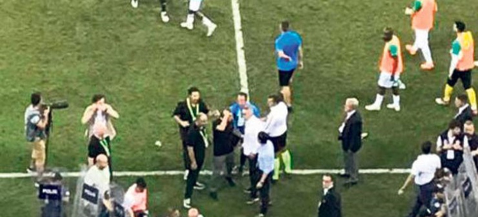 Şenol Güneş'in kafasına yabancı madde isabet etti!
