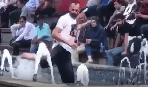 Sıcaktan bunaldı, fıskiye ile kavga etti! / VİDEO
