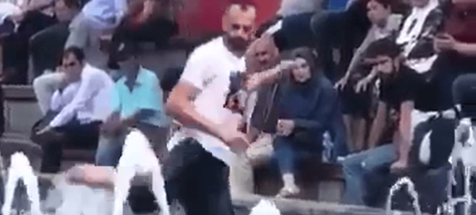 Sıcaktan bunaldı, fıskiye ile kavga etti! / VİDEO