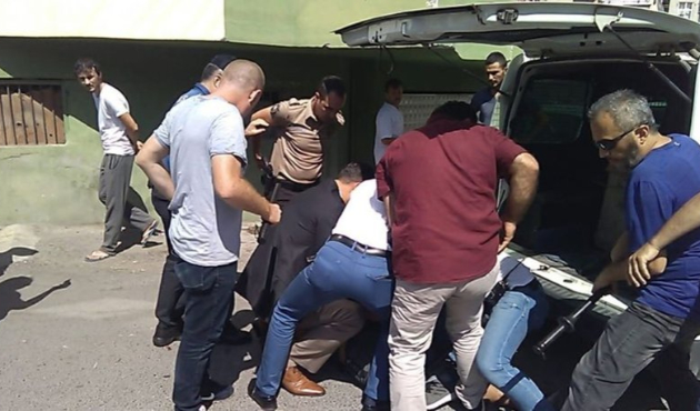 Gözaltına alınmamak için boğazına satır dayadı!