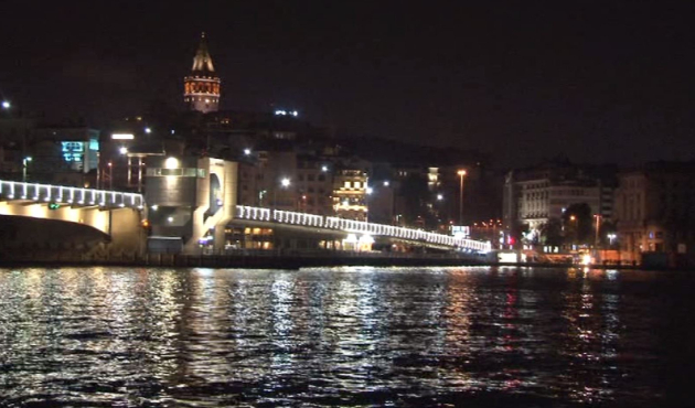 Galata Köprüsü altında yunusların gösterisi büyük beğeni topladı...