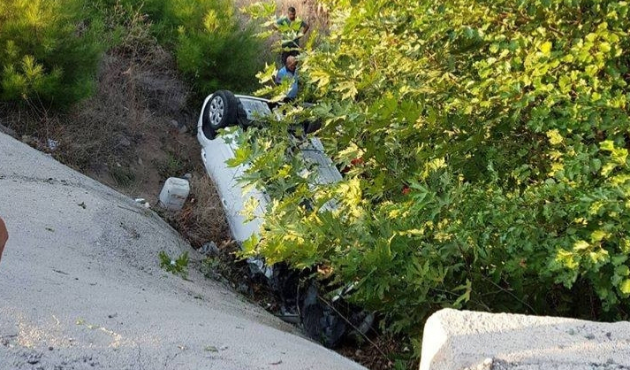 Otomobil tarlaya uçtu: 2 ölü, 3 yaralı...