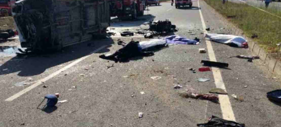 Ticari araç motosikletli gruba çarptı: 8 ölü