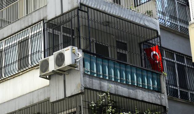 Rahip Brunson'ın balkonuna Türk bayrağı!