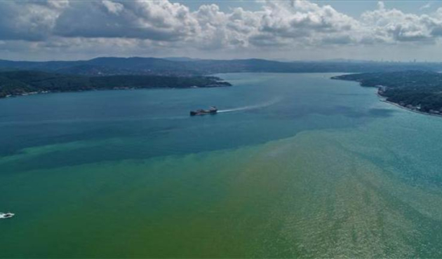İstanbul Boğazı'nda şaşırtan görüntü!