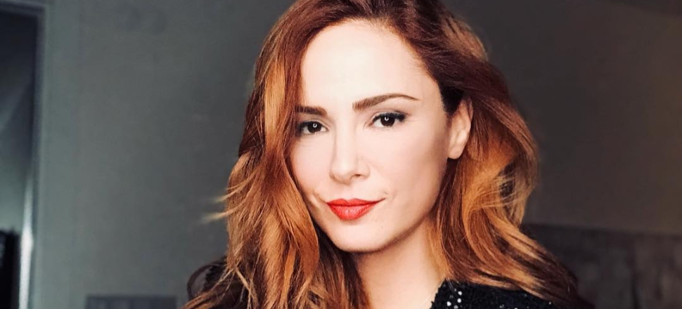 Bornozlu fotoğraf akımına Mine Tugay da uydu!