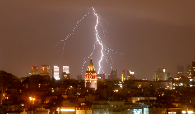 İstanbul'da şimşekler geceyi aydınlattı...