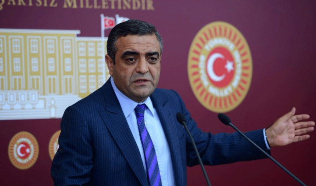 FETÖ'cü aileye Sezgin Tanrıkulu'dan yardım...